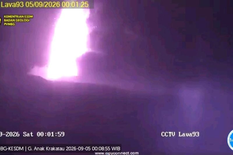 Gunung Anak Krakatau erupsi menerus hingga Sabtu pagi, terdengar dentuman dan gemuruh dari Pos GAK Pasauran.(Magma Indonesia )
