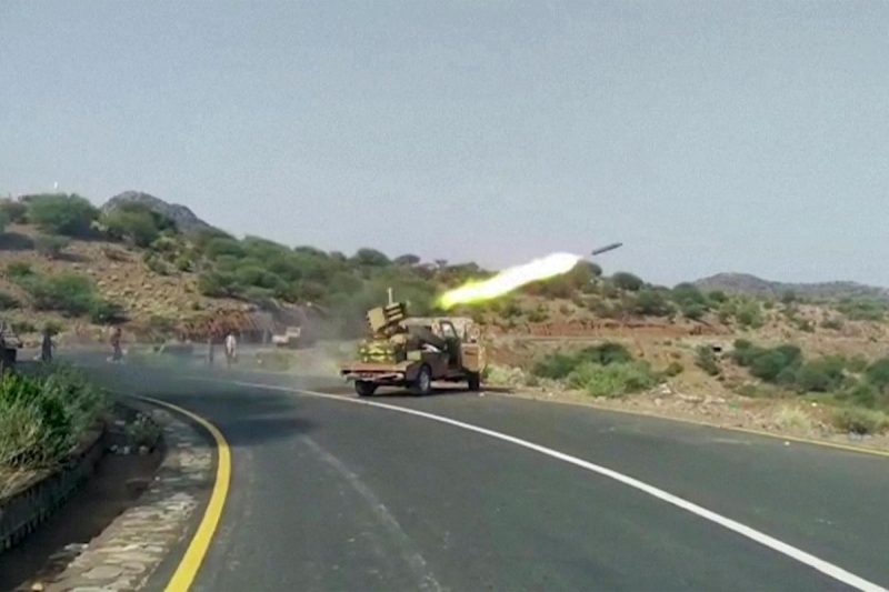 Pasukan Perlawanan Nasional Yaman yang dibeking Arab Saudi menembakkan roket dari kendaraan peluncur, saat peperangan melawan Houthi berlanjut di Kadha, Provinsi Taiz, Yaman, 8 September 2026.(PASUKAN PERLAWANAN NASIONAL YAMAN via AFP)

