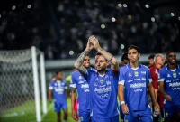 Pemain Persib Bandung berduel dengan pemain Bali United di Stadion Gelora Bandung Lautan Api (GBLA)