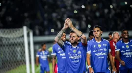 Pemain Persib Bandung berduel dengan pemain Bali United di Stadion Gelora Bandung Lautan Api (GBLA)