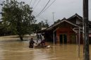 Warga mengungsi saat rumah mereka terendam banjir di Desa Karangligar, Kecamatan Telukjambe Barat, Karawang, Jawa Barat, Rabu (10/2/2021). 