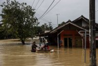 Warga mengungsi saat rumah mereka terendam banjir di Desa Karangligar, Kecamatan Telukjambe Barat, Karawang, Jawa Barat, Rabu (10/2/2021). 
