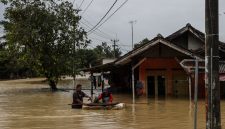 Warga mengungsi saat rumah mereka terendam banjir di Desa Karangligar, Kecamatan Telukjambe Barat, Karawang, Jawa Barat, Rabu (10/2/2021). 