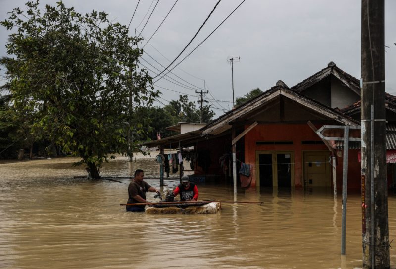 Warga mengungsi saat rumah mereka terendam banjir di Desa Karangligar, Kecamatan Telukjambe Barat, Karawang, Jawa Barat, Rabu (10/2/2021). 