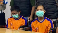 Dua begal sadis spesialis pematang sawah yang dibekuk Polresta Karawang saat konferensi pers, pengungkapan kasus di Mapolres Karawang, Jumat (18/9/2026)