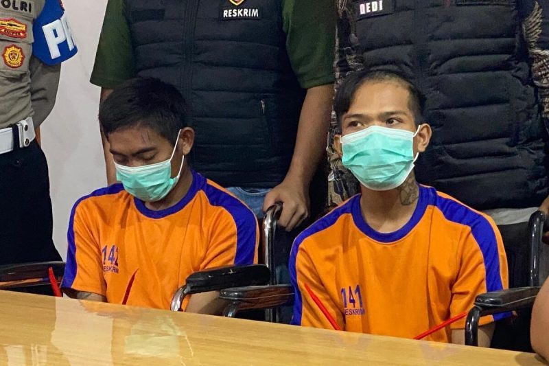 Dua begal sadis spesialis pematang sawah yang dibekuk Polresta Karawang saat konferensi pers, pengungkapan kasus di Mapolres Karawang, Jumat (18/9/2026)