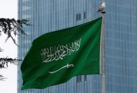 Bendera Arab Saudi berkibar di atas konsulat Arab Saudi di Istanbul, Turki. Foto/REUTERS/Huseyin Aldemir

