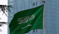 Bendera Arab Saudi berkibar di atas konsulat Arab Saudi di Istanbul, Turki. Foto/REUTERS/Huseyin Aldemir

