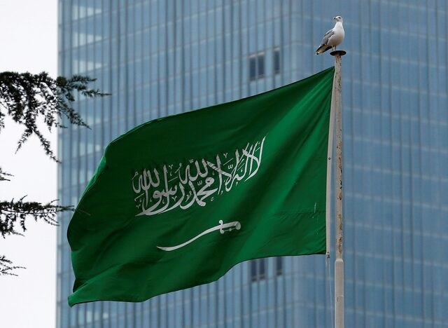 Bendera Arab Saudi berkibar di atas konsulat Arab Saudi di Istanbul, Turki. Foto/REUTERS/Huseyin Aldemir

