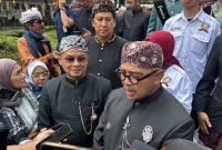 Wagub Jabar Erwan Setiawan (kiri) dan Wali Kota Bandung Muhammad Farhan (kanan)

