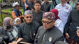 Wagub Jabar Erwan Setiawan (kiri) dan Wali Kota Bandung Muhammad Farhan (kanan)
