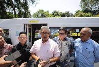 Wali Kota Bandung Muhammad Farhan menegaskan, pengadaan armada angkot listrik ini tidak menggunakan APBD, melainkan murni bergulir secara bisnis antar-pelaku usaha (business-to-business).(Humas Kota Bandung)