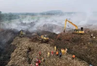 Anggota lintas instansi memadamkan kebakaran TPAS Galuga di Kecamatan Cibungbulang, Kabupaten Bogor, Kamis (10/9/2026). /Antara/M Fikri Setiawan/

