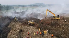 Anggota lintas instansi memadamkan kebakaran TPAS Galuga di Kecamatan Cibungbulang, Kabupaten Bogor, Kamis (10/9/2026). /Antara/M Fikri Setiawan/
