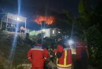 Kebakaran lahan di Kampung Cinangsi, Perum Asabri, Desa Karangtanjung, Kecamatan Cililin, Kabupaten Bandung Barat (KBB), Senin (7/9/2026) petang. (Dok. Damkar Bandung Barat)

