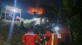 Kebakaran lahan di Kampung Cinangsi, Perum Asabri, Desa Karangtanjung, Kecamatan Cililin, Kabupaten Bandung Barat (KBB), Senin (7/9/2026) petang. (Dok. Damkar Bandung Barat)
