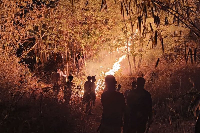 Petugas gabungan saat berupaya memadamkan api kebakaran di Gunung Margatapa di Kelurahan Cicurug, Kecamatan/Kabupaten Majalengka, Jawa Barat, Sabtu (12/9/2026) dini hari(Dok BPBD Majalengka)

