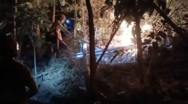Petugas gabungan saat berupaya memadamkan api kebakaran di Gunung Margatapa, di Kelurahan Cicurug, Kecamatan Majalengka, Kabupaten Majalengka, Jawa Barat, Jumat (11/9/2026) malam(Dok BPBD Majalengka)
