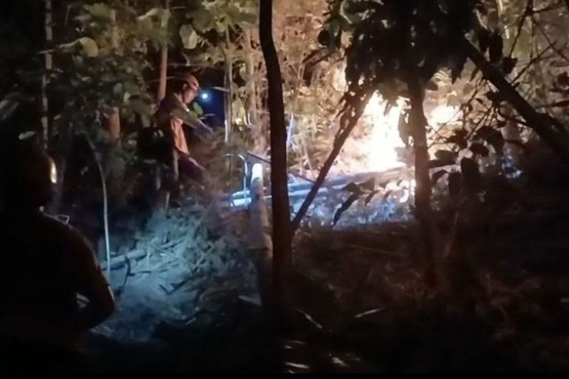 Petugas gabungan saat berupaya memadamkan api kebakaran di Gunung Margatapa, di Kelurahan Cicurug, Kecamatan Majalengka, Kabupaten Majalengka, Jawa Barat, Jumat (11/9/2026) malam(Dok BPBD Majalengka)
