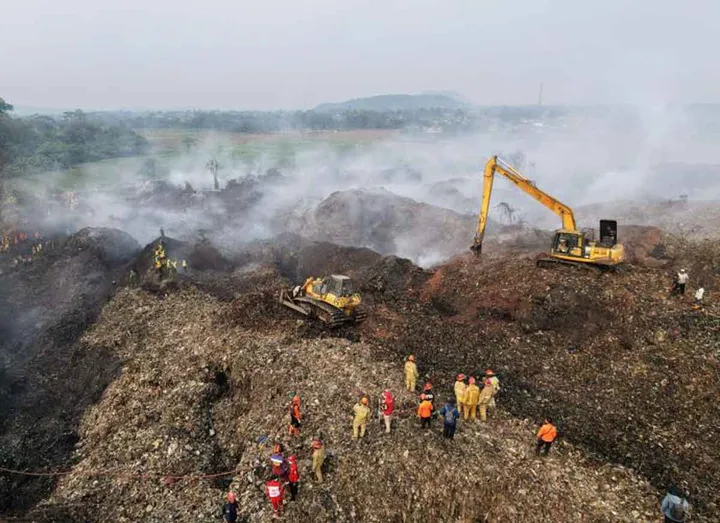 Anggota lintas instansi memadamkan kebakaran TPAS Galuga di Kecamatan Cibungbulang, Kabupaten Bogor, Kamis (10/9/2026). /Antara/M Fikri Setiawan/
