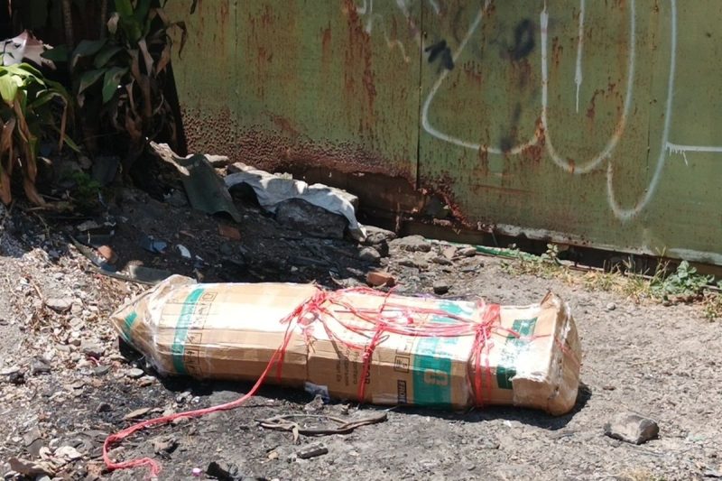 Petugas tengah melakukan penyelidikan terhadap jasad seorang perempuan terbungkus kardus di jalan Terusan suryani Babakan ciparay, Kota Bandung, Selasa (1/9/2026)

