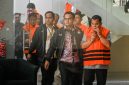 Kepala Kantor Pertanahan Kabupaten Bogor Sontang Coin Manurung (kanan) berjalan menuju mobil tahanan usai menjalani pemeriksaan di Gedung Merah Putih KPK, Jakarta, Selasa (15/9/2026). KPK resmi menahan Ketua DPP Partai Golkar Fahd El Fouz alias Fahd Arafiq dan Presiden Direktur PT Summarecon Agung Tbk Adrianto Pitojo Adhi serta sejumlah tersangka lainnya seusai operasi tangkap tangan (OTT) terkait dugaan korupsi dalam pengurusan hak guna bangunan (HGB) Summarecon di Kabupaten Bogor, Jawa Barat pada Senin (14/9). ANTARA FOTO/Rivan Awal Lingga/tom.(Rivan Awal Lingga)