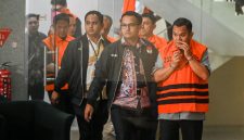 Kepala Kantor Pertanahan Kabupaten Bogor Sontang Coin Manurung (kanan) berjalan menuju mobil tahanan usai menjalani pemeriksaan di Gedung Merah Putih KPK, Jakarta, Selasa (15/9/2026). KPK resmi menahan Ketua DPP Partai Golkar Fahd El Fouz alias Fahd Arafiq dan Presiden Direktur PT Summarecon Agung Tbk Adrianto Pitojo Adhi serta sejumlah tersangka lainnya seusai operasi tangkap tangan (OTT) terkait dugaan korupsi dalam pengurusan hak guna bangunan (HGB) Summarecon di Kabupaten Bogor, Jawa Barat pada Senin (14/9). ANTARA FOTO/Rivan Awal Lingga/tom.(Rivan Awal Lingga)