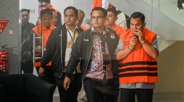Kepala Kantor Pertanahan Kabupaten Bogor Sontang Coin Manurung (kanan) berjalan menuju mobil tahanan usai menjalani pemeriksaan di Gedung Merah Putih KPK, Jakarta, Selasa (15/9/2026). KPK resmi menahan Ketua DPP Partai Golkar Fahd El Fouz alias Fahd Arafiq dan Presiden Direktur PT Summarecon Agung Tbk Adrianto Pitojo Adhi serta sejumlah tersangka lainnya seusai operasi tangkap tangan (OTT) terkait dugaan korupsi dalam pengurusan hak guna bangunan (HGB) Summarecon di Kabupaten Bogor, Jawa Barat pada Senin (14/9). ANTARA FOTO/Rivan Awal Lingga/tom.(Rivan Awal Lingga)