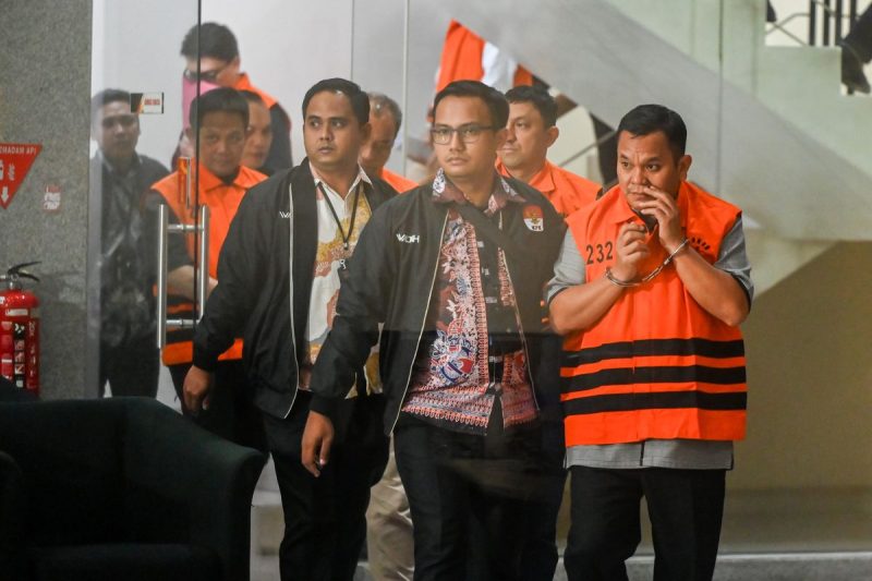 Kepala Kantor Pertanahan Kabupaten Bogor Sontang Coin Manurung (kanan) berjalan menuju mobil tahanan usai menjalani pemeriksaan di Gedung Merah Putih KPK, Jakarta, Selasa (15/9/2026). KPK resmi menahan Ketua DPP Partai Golkar Fahd El Fouz alias Fahd Arafiq dan Presiden Direktur PT Summarecon Agung Tbk Adrianto Pitojo Adhi serta sejumlah tersangka lainnya seusai operasi tangkap tangan (OTT) terkait dugaan korupsi dalam pengurusan hak guna bangunan (HGB) Summarecon di Kabupaten Bogor, Jawa Barat pada Senin (14/9). ANTARA FOTO/Rivan Awal Lingga/tom.(Rivan Awal Lingga)