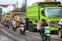 Arsip - Sejumlah pengendara motor melintas di samping sejumlah truk yang mengantre di kawasan Parung Panjang, Kabupaten Bogor, Jawa Barat, Kamis (19/12/2024). ANTARA FOTO/Sulthony Hasanuddin/foc