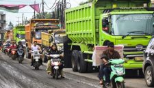 Arsip - Sejumlah pengendara motor melintas di samping sejumlah truk yang mengantre di kawasan Parung Panjang, Kabupaten Bogor, Jawa Barat, Kamis (19/12/2024). ANTARA FOTO/Sulthony Hasanuddin/foc