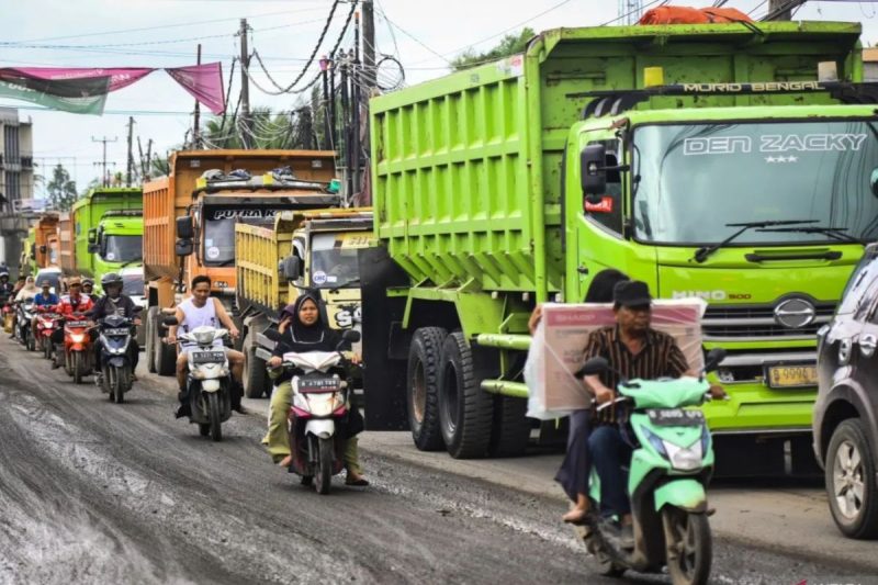 Arsip - Sejumlah pengendara motor melintas di samping sejumlah truk yang mengantre di kawasan Parung Panjang, Kabupaten Bogor, Jawa Barat, Kamis (19/12/2024). ANTARA FOTO/Sulthony Hasanuddin/foc