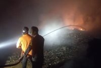 Proses pemadaman lahan eks TPA Cikundul di Sukabumi, Sabtu (26/9/2026) (Foto: istimewa)


