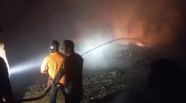 Proses pemadaman lahan eks TPA Cikundul di Sukabumi, Sabtu (26/9/2026) (Foto: istimewa)


