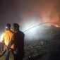 Proses pemadaman lahan eks TPA Cikundul di Sukabumi, Sabtu (26/9/2026) (Foto: istimewa)

