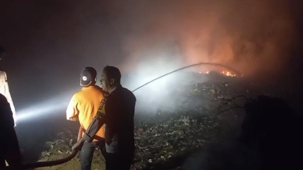 Proses pemadaman lahan eks TPA Cikundul di Sukabumi, Sabtu (26/9/2026) (Foto: istimewa)

