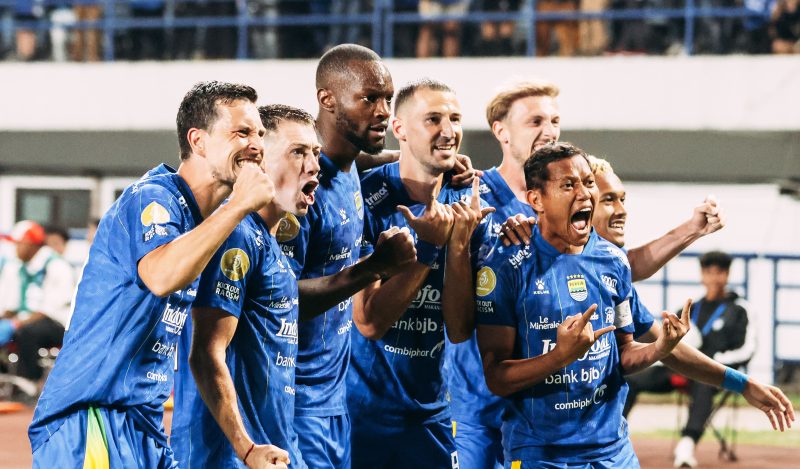 Para pemain Persib merayakan kemenangan 3-1 atas PSM Makassar di Stadion GBLA, Minggu (6/9/2026). (Foto: persib.co.id)