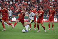 Pemain Persib Balsa Sekulic berusaha melewati kawalan pemain Persija dalam laga Super League 2026/27 di SUGBK. (Foto: persib.co.id)