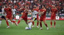 Pemain Persib Balsa Sekulic berusaha melewati kawalan pemain Persija dalam laga Super League 2026/27 di SUGBK. (Foto: persib.co.id)