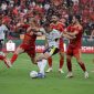 Pemain Persib Balsa Sekulic berusaha melewati kawalan pemain Persija dalam laga Super League 2026/27 di SUGBK. (Foto: persib.co.id)