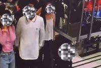 Beredar viral di media sosial video aksi seorang wanita ditendang oleh pria yang duduk di belakangnya di dalam area Mal Senayan City, Tanah Abang, Jakarta Pusat.(Instagram/etenmichael_)