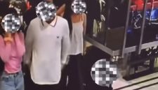 Beredar viral di media sosial video aksi seorang wanita ditendang oleh pria yang duduk di belakangnya di dalam area Mal Senayan City, Tanah Abang, Jakarta Pusat.(Instagram/etenmichael_)
