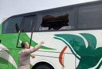 Kondisi bus yang ditumpangi rombongan Persib Bandung U-18 mengalami kerusakan pada kaca samping kanan dan kiri di Kantor Polresta Batang Sub Kandeman, Kecamatan Kandeman, Kabupaten Batang, Jawa Tengah, Senin (12/10/2026). Bus tersebut dirusak sekelompok orang tak dikenal saat rombongan berhenti di Rest Area KM 360 Tol Batang, Minggu (11/10/2026) malam