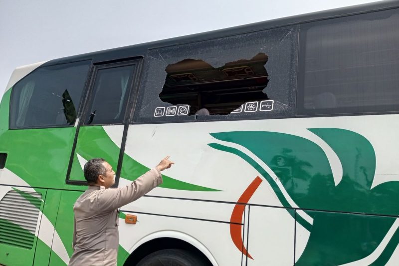 Kondisi bus yang ditumpangi rombongan Persib Bandung U-18 mengalami kerusakan pada kaca samping kanan dan kiri di Kantor Polresta Batang Sub Kandeman, Kecamatan Kandeman, Kabupaten Batang, Jawa Tengah, Senin (12/10/2026). Bus tersebut dirusak sekelompok orang tak dikenal saat rombongan berhenti di Rest Area KM 360 Tol Batang, Minggu (11/10/2026) malam