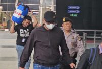 Bupati Klaten Tiba di Gedung KPK Usai Terjaring OTT, Bawa Tong
