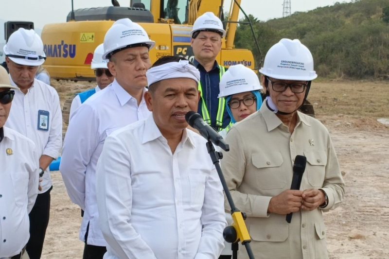 Gubernur Jawa Barat Dedi Mulyadi saat saatGubernur Jawa Barat Dedi Mulyadi saat meninjau proyek PSEL di TPPSA Legok Nangka, Nagreg, Kabupaten Bandung, Jawa Barat, Rabu (29/7/2026)
