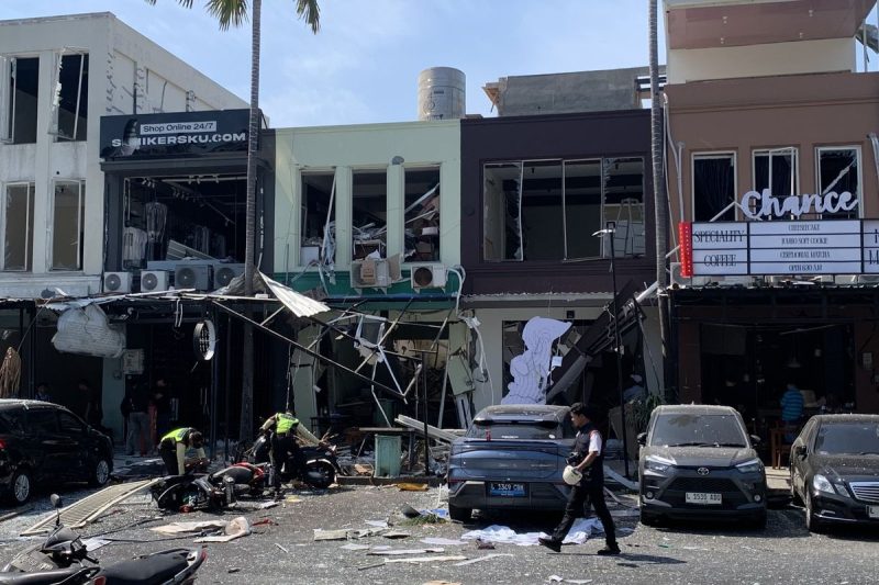 Kondisi pasca ledakan di Ruko San Antonio, Pakuwon City Surabaya, Selasa (6/10/2026) (KOMPAS.com/DIKI FEBRIANTO)
