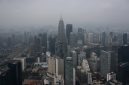 Menara Kembar Petronas diselimuti kabut asap di Kuala Lumpur, Malaysia, pada 11 Agustus 2026. Pihak berwenang di Malaysia mengeluarkan peringatan mengenai tingginya tingkat polusi udara akibat kebakaran hutan di Indonesia.(AFP/MOHD RASFAN)