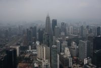 Menara Kembar Petronas diselimuti kabut asap di Kuala Lumpur, Malaysia, pada 11 Agustus 2026. Pihak berwenang di Malaysia mengeluarkan peringatan mengenai tingginya tingkat polusi udara akibat kebakaran hutan di Indonesia.(AFP/MOHD RASFAN)