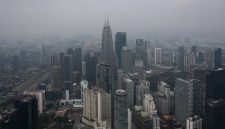 Menara Kembar Petronas diselimuti kabut asap di Kuala Lumpur, Malaysia, pada 11 Agustus 2026. Pihak berwenang di Malaysia mengeluarkan peringatan mengenai tingginya tingkat polusi udara akibat kebakaran hutan di Indonesia.(AFP/MOHD RASFAN)